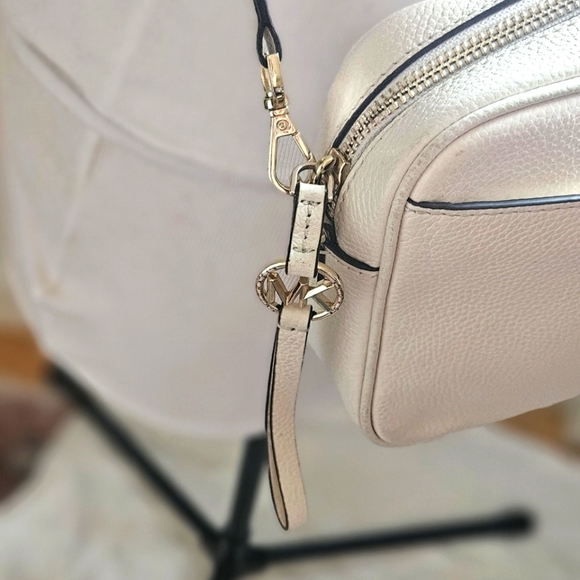 Michael Kors Jet Set Signature Leather Clutch Crossbody Bag EUC Bag Charm - Picture 4 of 12